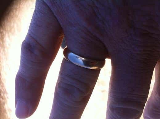 gold-mens-wedding-band-whites-v3i-1