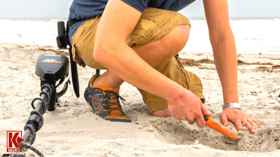 A detectorist using a Garrett AT Max detector and Pro-Pointer AT with Z-Lynk on the beach